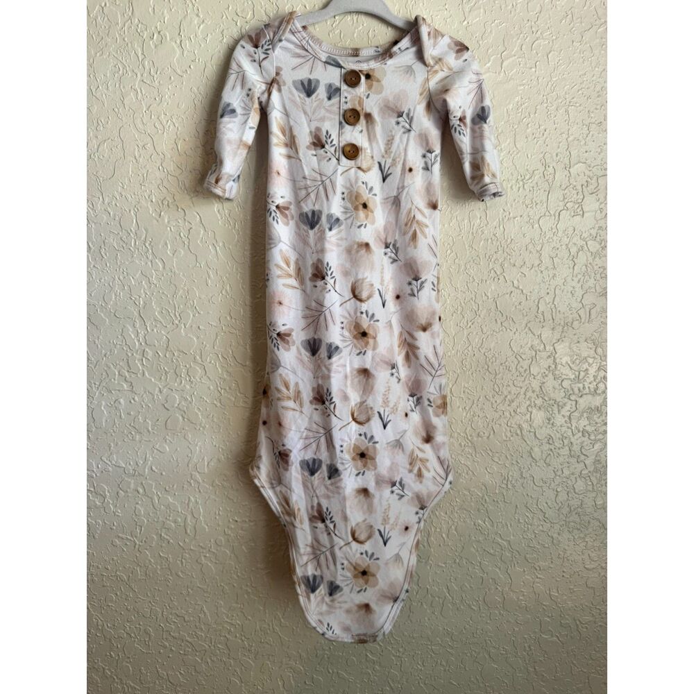 Caden Lane Knotted Gown Neutral Floral Henley Newborn 0-3 Months - Picture 4 of 7